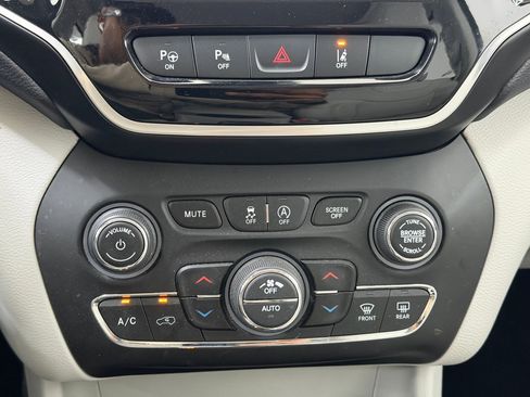 Used 2022 Jeep Cherokee Limited image 27