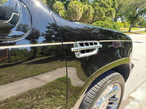 Used 2011 Cadillac Escalade ESV Premium image 13