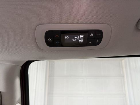 Used 2018 Chrysler Pacifica Touring Plus FWD image 25