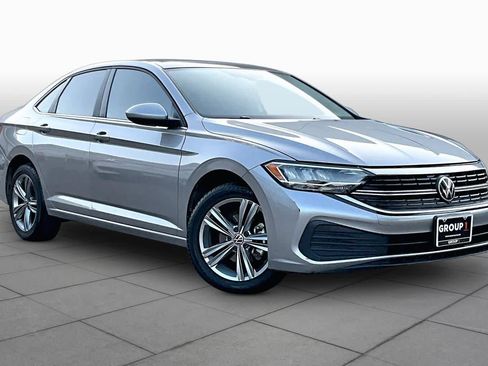 Used 2023 Volkswagen Jetta SE w/ Panoramic Sunroof Package FWD image 3