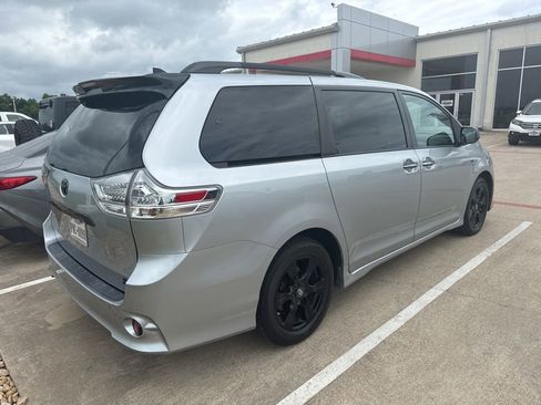 Used 2020 Toyota Sienna SE w/ SE Preferred Package AWD/4WD image 2