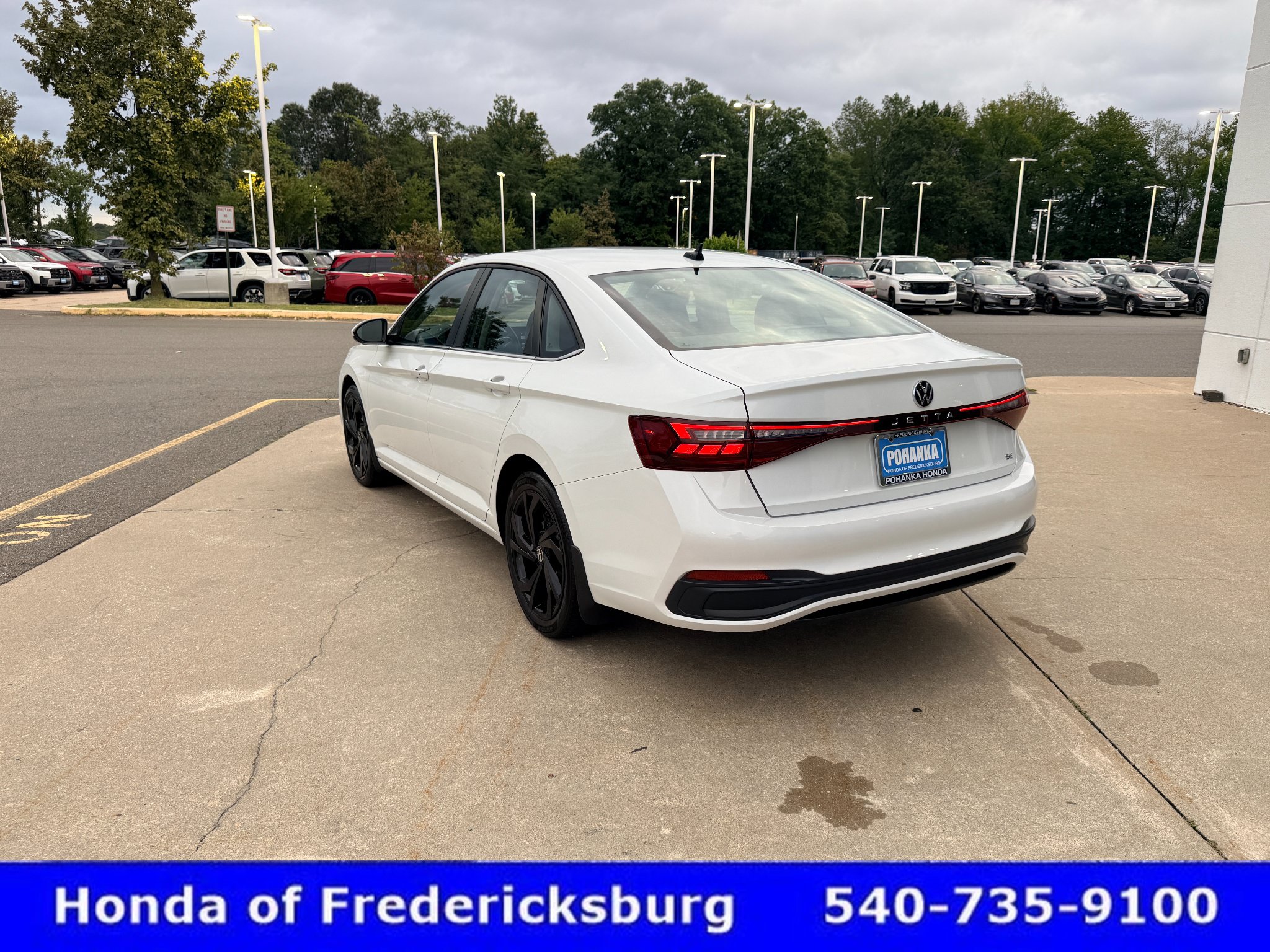 Used 2025 Volkswagen Jetta SE FWD image 4