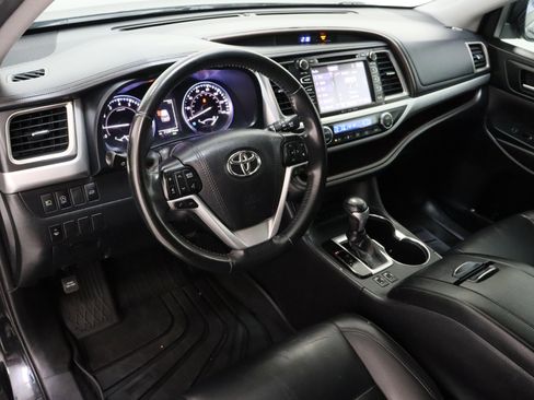 Used 2019 Toyota Highlander XLE FWD image 12