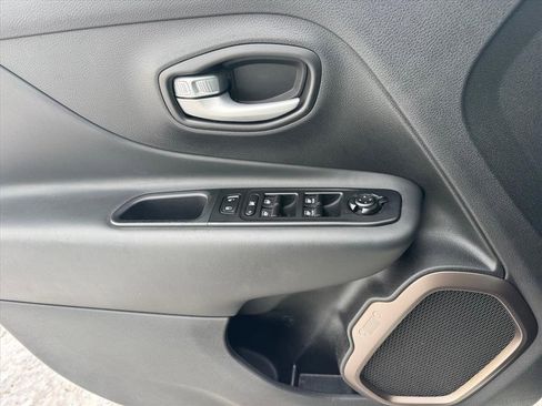 Used 2023 Jeep Renegade Latitude image 19