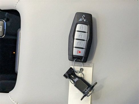 New 2025 Mitsubishi Outlander SE image 30