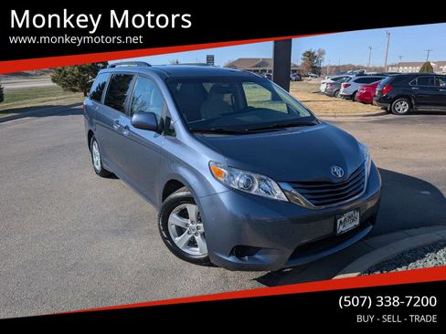 Used 2017 Toyota Sienna LE image 1