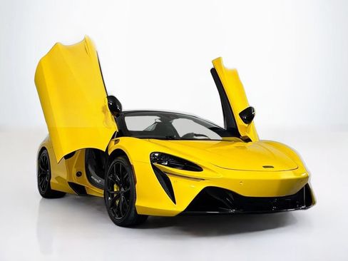 Used 2025 McLaren Artura Spider RWD image 8