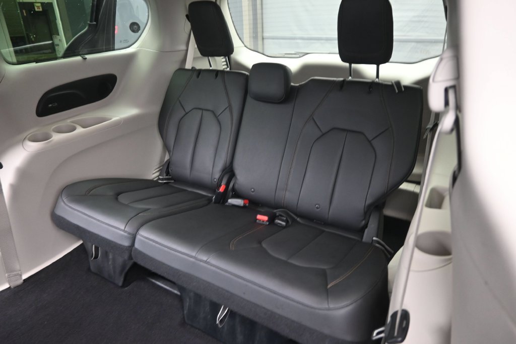 Used 2017 Chrysler Pacifica Touring-L Plus FWD image 19