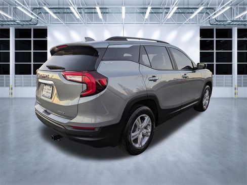 Used 2023 GMC Terrain SLE w/ Driver Convenience Package image 4
