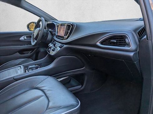 Used 2025 Chrysler Pacifica Limited image 23