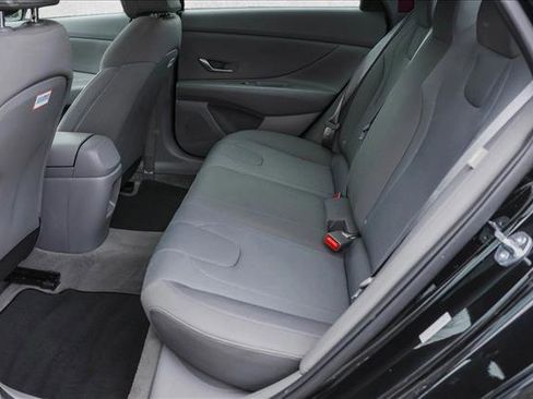 Certified 2025 Hyundai Elantra SE image 23