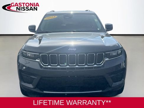 Used 2023 Jeep Grand Cherokee Laredo AWD/4WD image 2