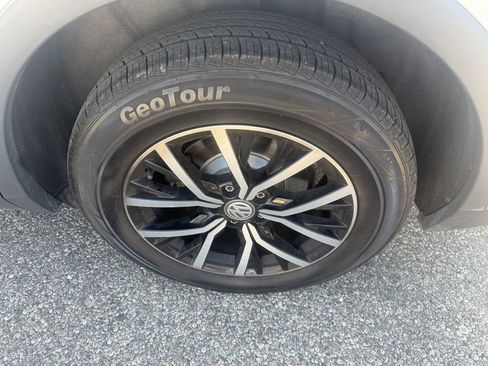 Used 2021 Volkswagen Tiguan SE image 17