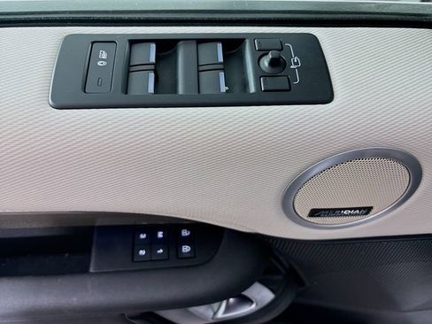 Used 2023 Land Rover Discovery Metropolitan Edition image 20