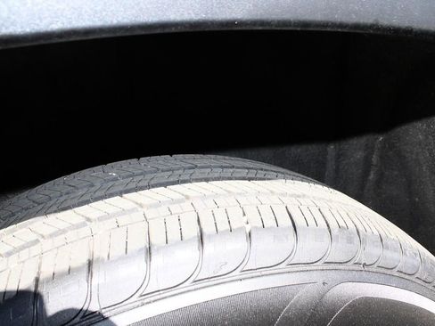 Used 2023 Chevrolet Traverse LT image 39