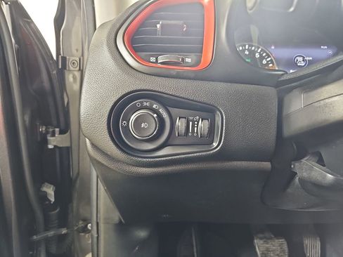 Used 2018 Jeep Renegade Trailhawk w/ UConnect 8.4 Nav Group image 31