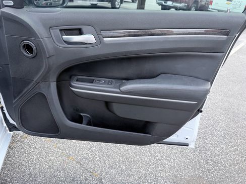 Used 2020 Chrysler 300 Limited RWD image 32