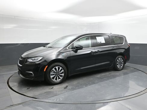 Used 2023 Chrysler Pacifica Touring-L image 34