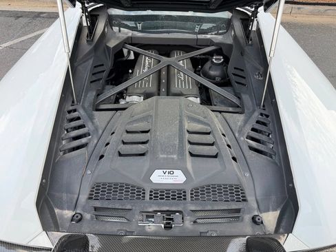 Used 2021 Lamborghini Huracan EVO RWD image 17