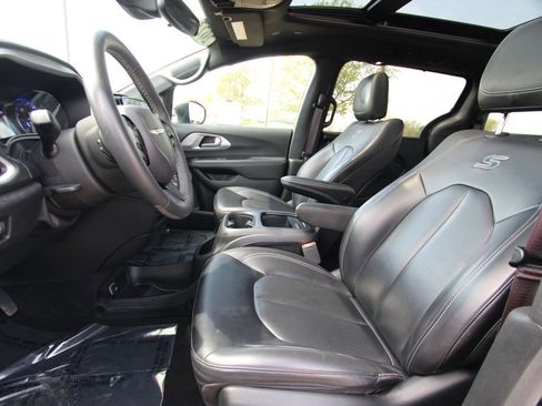 Used 2023 Chrysler Pacifica Touring-L w/ S Appearance Package image 6