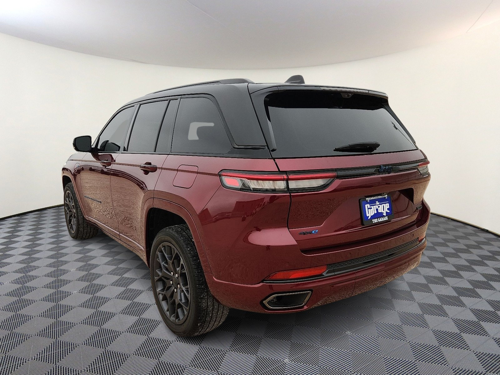 Used 2023 Jeep Grand Cherokee Summit w/ Advanced Protech Group IV AWD/4WD image 3
