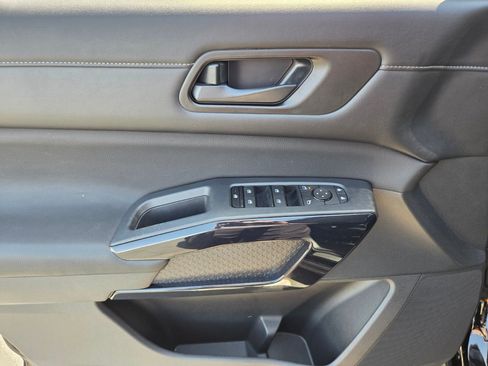 Used 2024 Nissan Pathfinder S FWD image 18