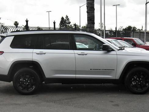 Used 2024 Jeep Grand Cherokee L Laredo AWD/4WD image 9