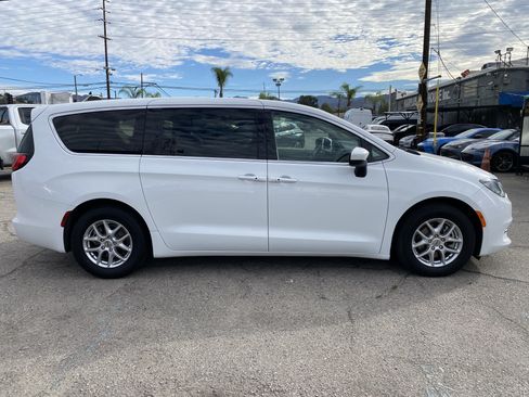 Used 2023 Chrysler Voyager LX FWD image 9