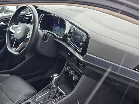 Used 2024 Volkswagen Jetta SE image 9
