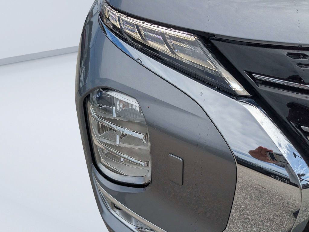 Used 2023 Mitsubishi Outlander 4WD Plug-In Hybrid image 12
