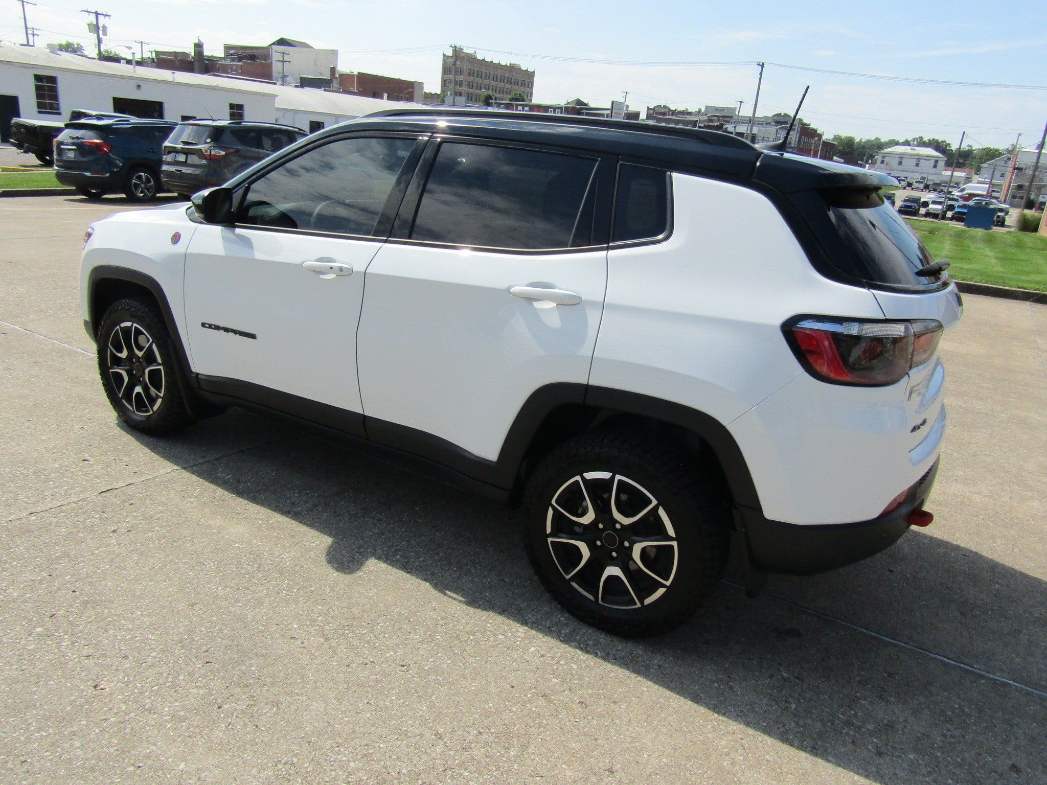 Used 2025 Jeep Compass Trailhawk w/ Sun & Sound Group AWD/4WD image 6