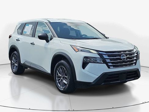 Used 2024 Nissan Rogue S FWD image 3