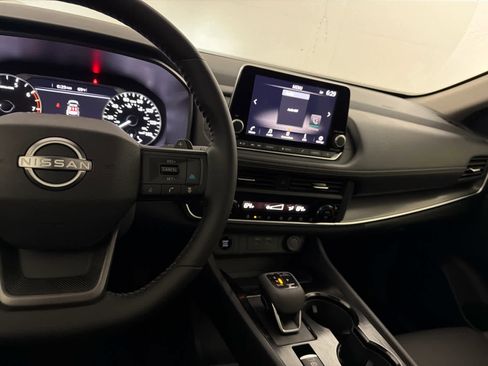 Used 2025 Nissan Rogue SV w/ SV Premium Package image 18