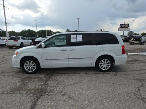 Used 2015 Chrysler Town & Country Touring w/ Driver Convenience Group FWD image 2