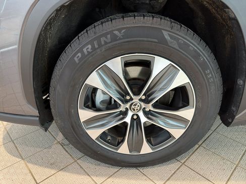 Used 2020 Toyota Highlander XLE image 9