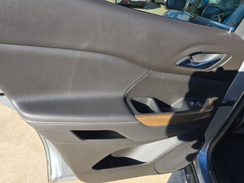 Used 2023 GMC Acadia SLE image 11