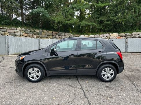 Used 2017 Chevrolet Trax LS FWD image 2