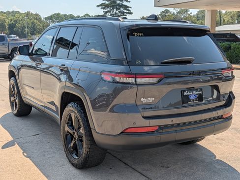 Used 2023 Jeep Grand Cherokee Altitude image 8