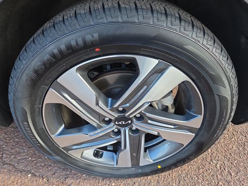 Used 2022 Kia Sorento EX w/ Panoramic Sunroof Package image 11