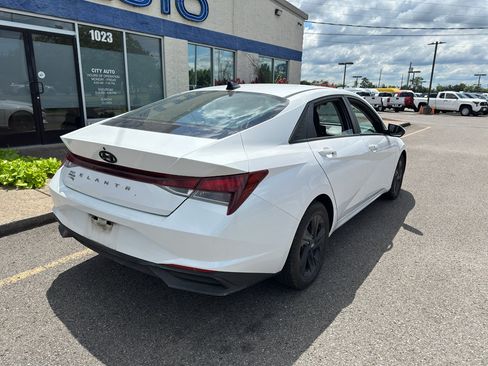 Used 2022 Hyundai Elantra SEL w/ Convenience Package FWD image 4