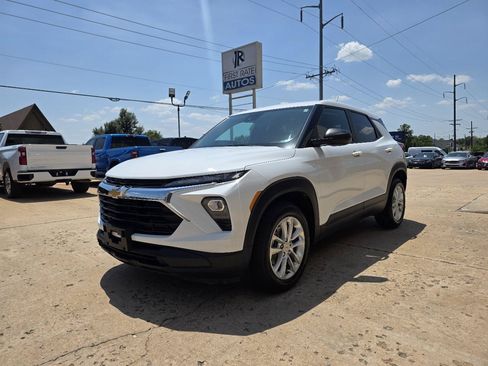 Used 2025 Chevrolet TrailBlazer LS w/ LS Convenience Package FWD image 3