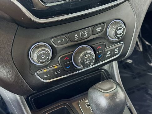 Used 2019 Jeep Cherokee Limited FWD image 26
