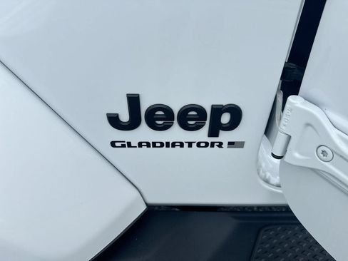 Used 2023 Jeep Gladiator Overland AWD/4WD image 30