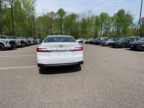 Used 2025 Toyota Camry SE FWD image 9
