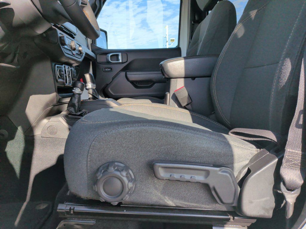 Used 2024 Jeep Wrangler Unlimited Sport AWD/4WD image 17