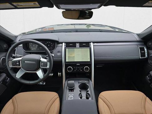 New 2025 Land Rover Discovery Dynamic SE image 9