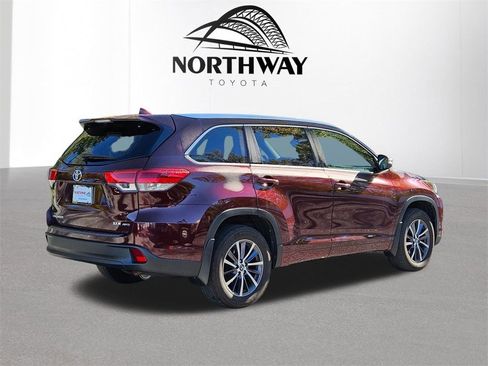 Used 2017 Toyota Highlander XLE image 4