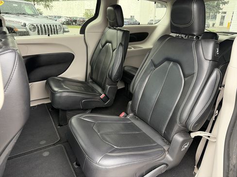 Used 2022 Chrysler Pacifica Touring-L FWD image 18