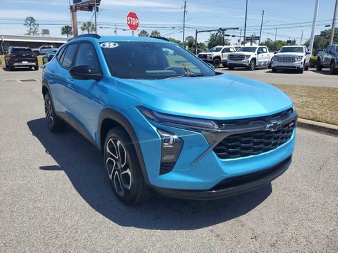 Certified 2025 Chevrolet Trax RS w/ Driver Confidence Package FWD image 8