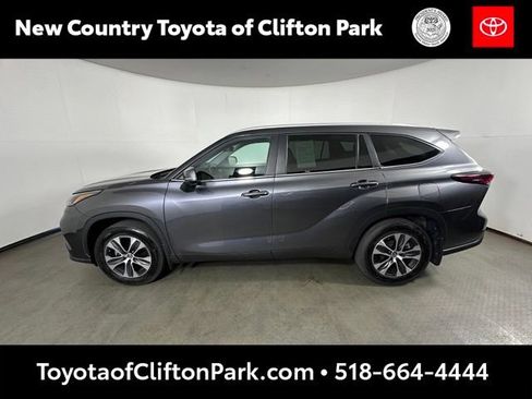 Used 2024 Toyota Highlander XLE AWD/4WD image 6